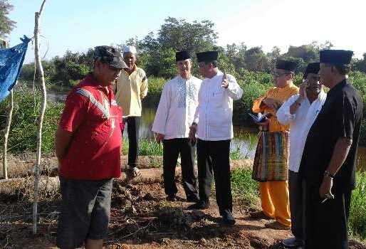 Bupati Suyatno didampingi Job kurniawan dan dinas lainnya meninjau pengerjaan parit Baypark