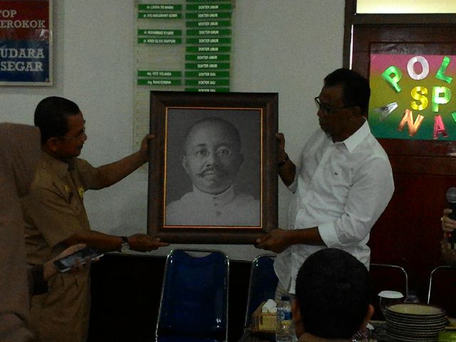 Bupati Suyatno didampingi Plt sekda Surya Arfan menerima cindramata dari Ilyuna cucu dari dr Pratomo pendiri RS Pratomo