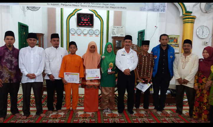Plt Sekda Surya Arfan poto bersama dengan pemenang lomba kampung ramadhan didampingi Sekjen KNPI Rionesia, Lurah Bagan Hulu dan Ketua Karang Taruna Zulfikar
