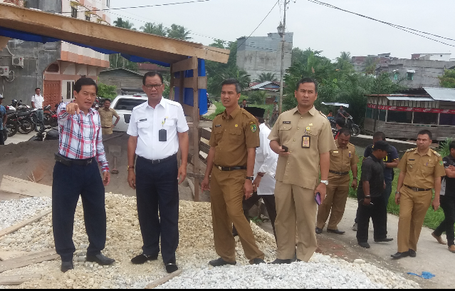 Bupati meninjau objek wisata water boom yang dibangun pengusaha lokal