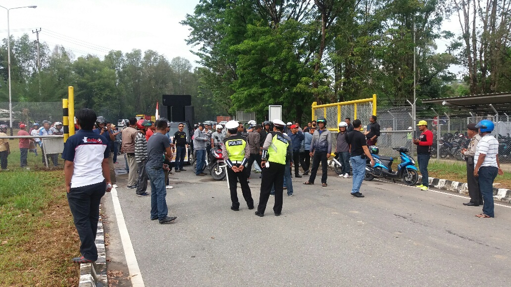 Ratusan pendemo dikawal satlantas mandau