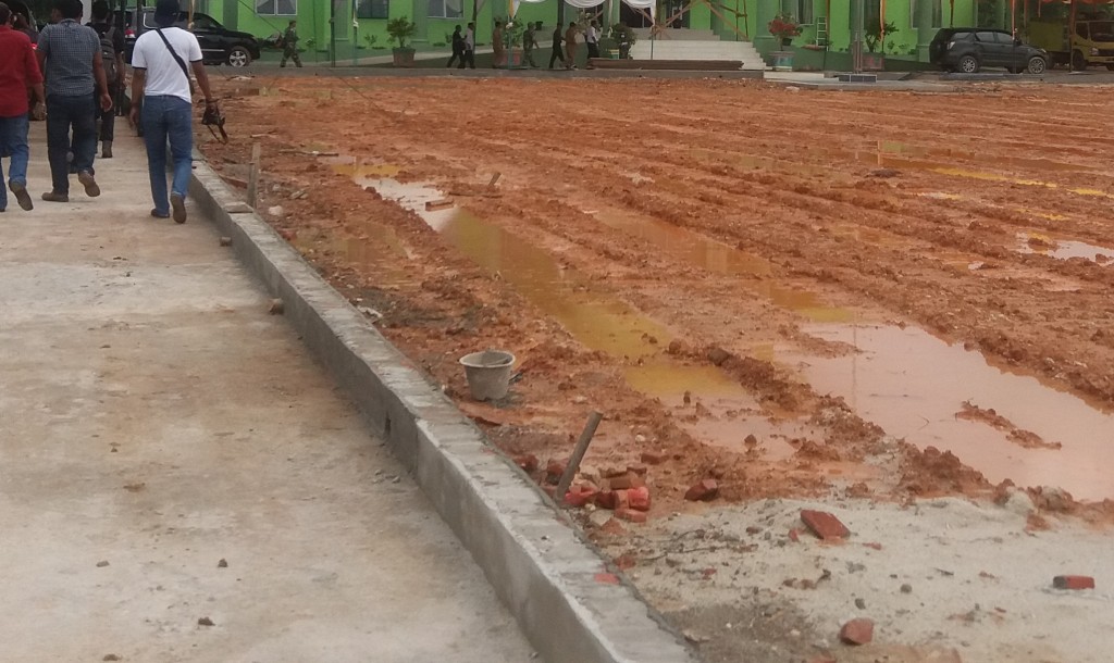 saat meninjau jalan lingkar pesisir sungai rokan